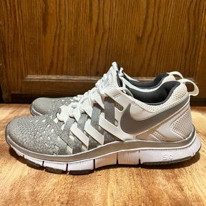 Mens size 8 nike free flytrap in silver with print.